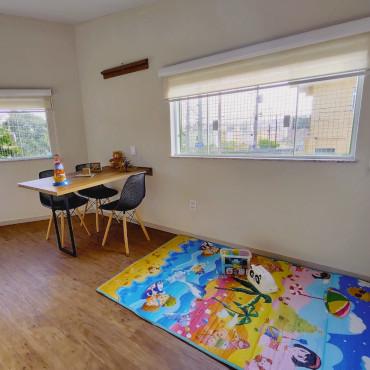 Sala de atendimento infantil com tapete lúdico