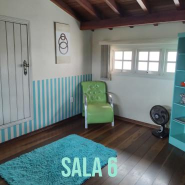 Sala 6, ambiente amplo com poltrona e tapete