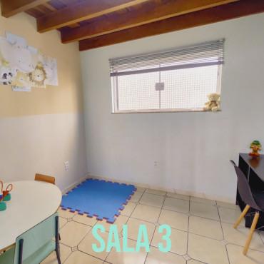 Sala 3, ambiente infantil com tapete de atividades