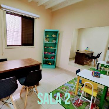 Sala 2, com mesa de atendimento e brinquedos