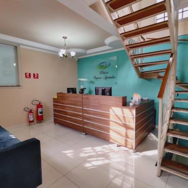 Hall de entrada com recepção e escada