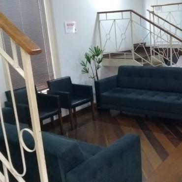 Sala de espera com sofás confortáveis