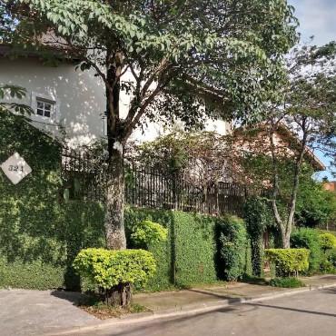 Fachada arborizada da Clínica Espaço Aprender