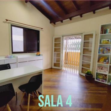 Sala 4, com bancada de estudo e estante de livros