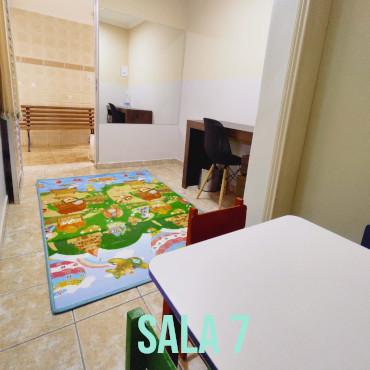 Sala 7, espaço de brincar com tapete educativo