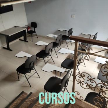 Sala de cursos e formações com cadeiras universitárias